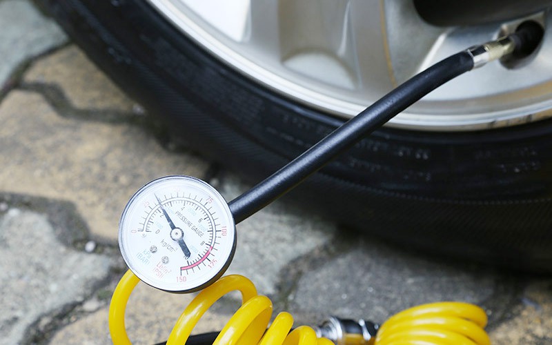 Chọn mua máy bơm khí dùng nạp khí bánh xe hợp lý